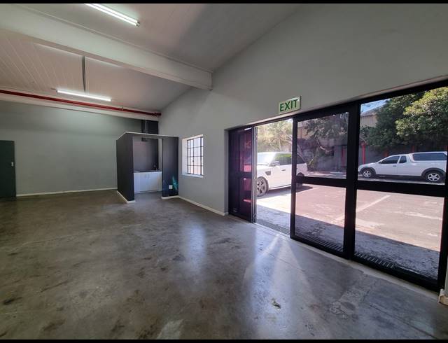 1,200M² WAREHOUSE TO LET IN TRIANGLE FARM